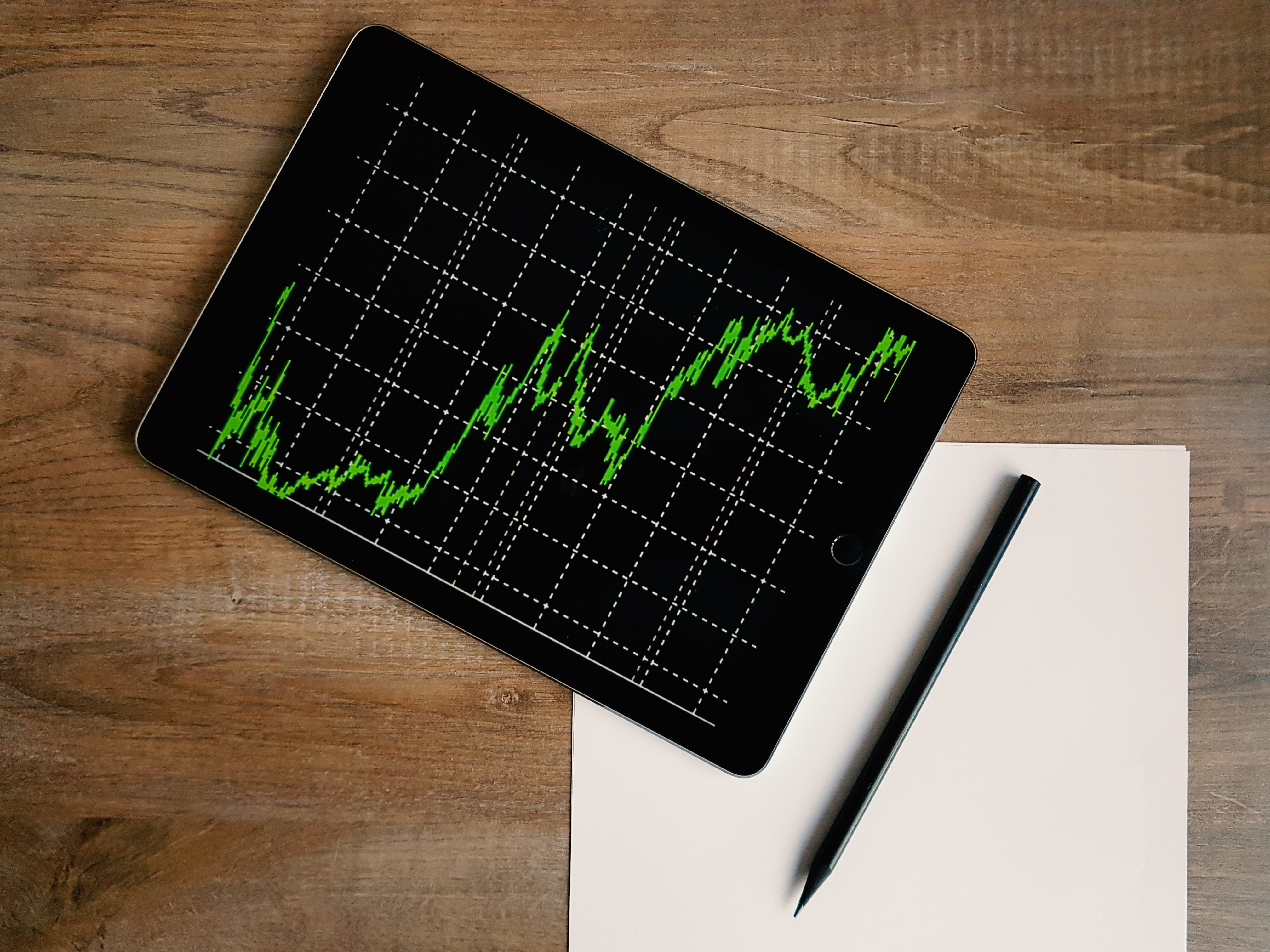 Dólar e Ibovespa operam em queda, de olho nas políticas fiscal e comercial dos EUA