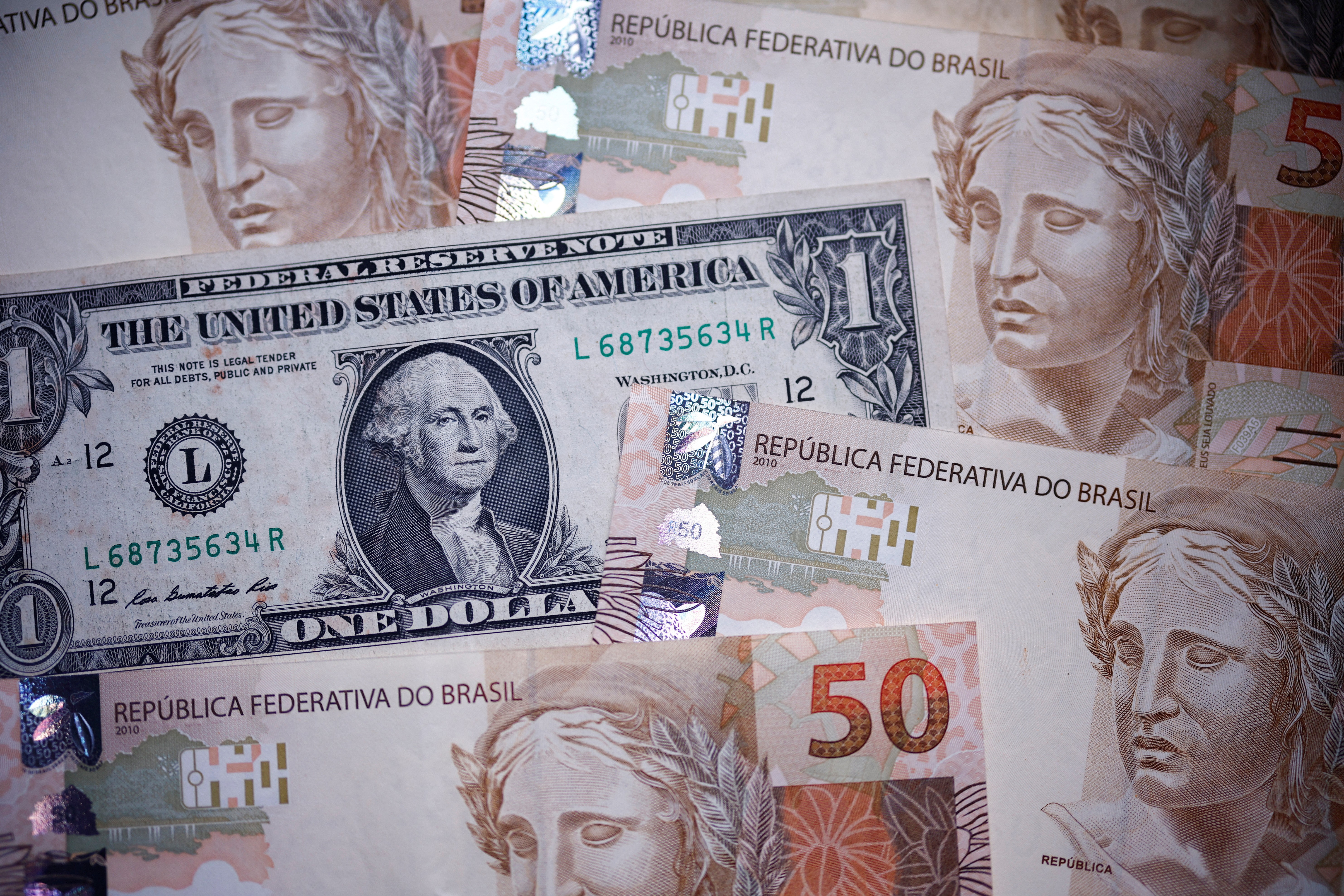 Dólar oscila e Ibovespa cai, ainda influenciados pelas tarifas — e de olho na reação do Brasil