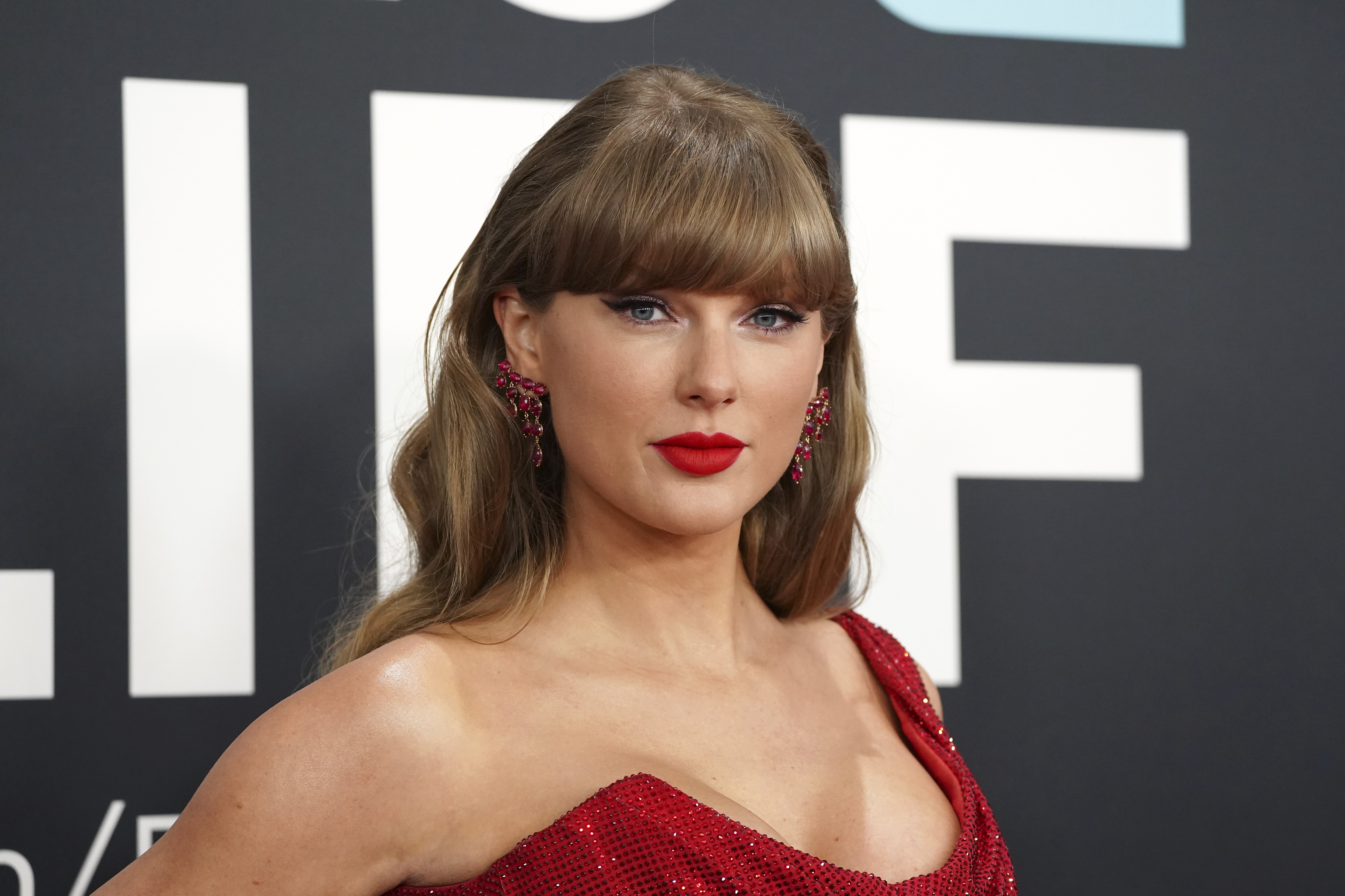 Meta permitiu chatbots sexuais de celebridades como Taylor Swift, diz agência