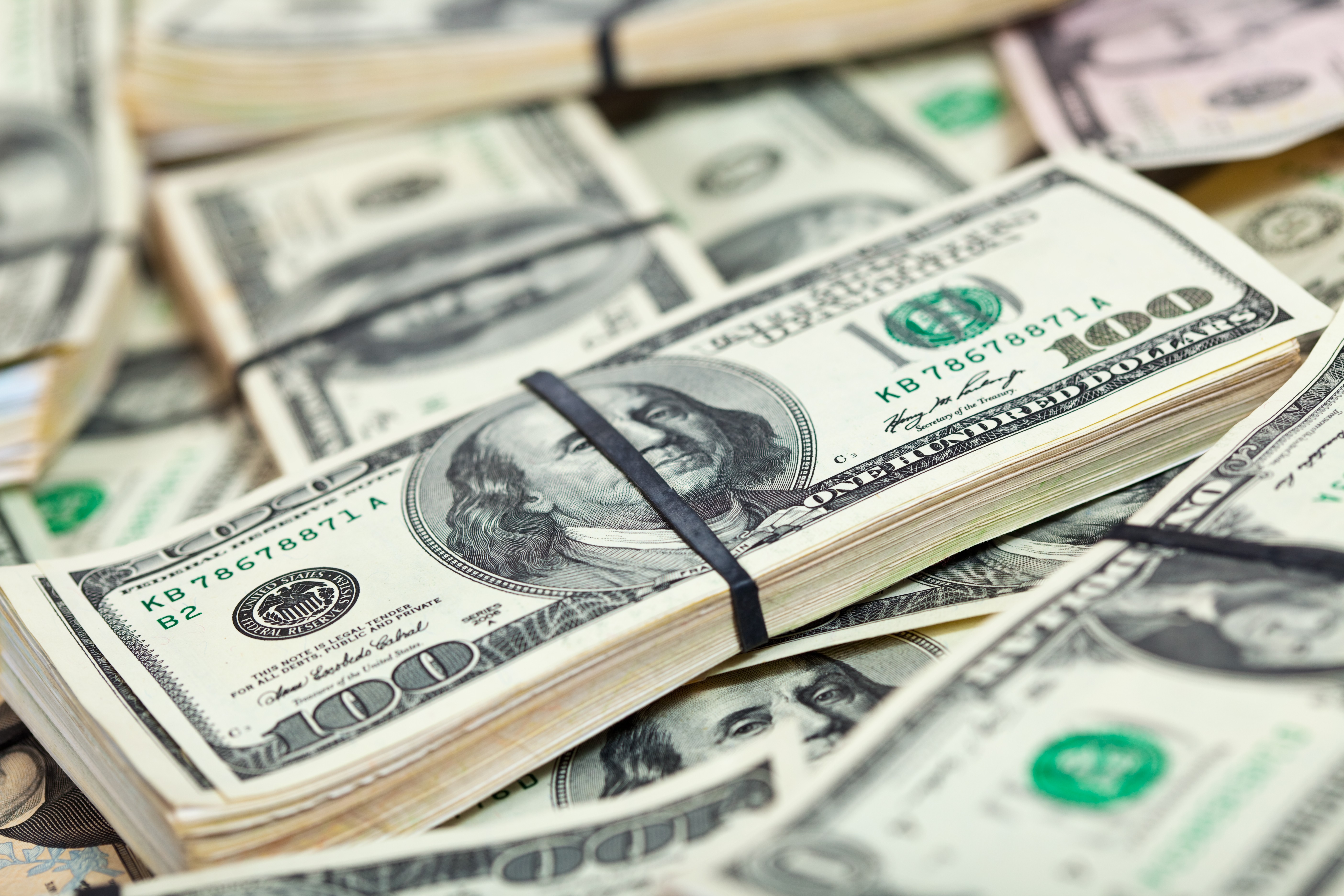 Dólar opera em alta com Boletim Focus e feriado nos EUA; bolsa cai